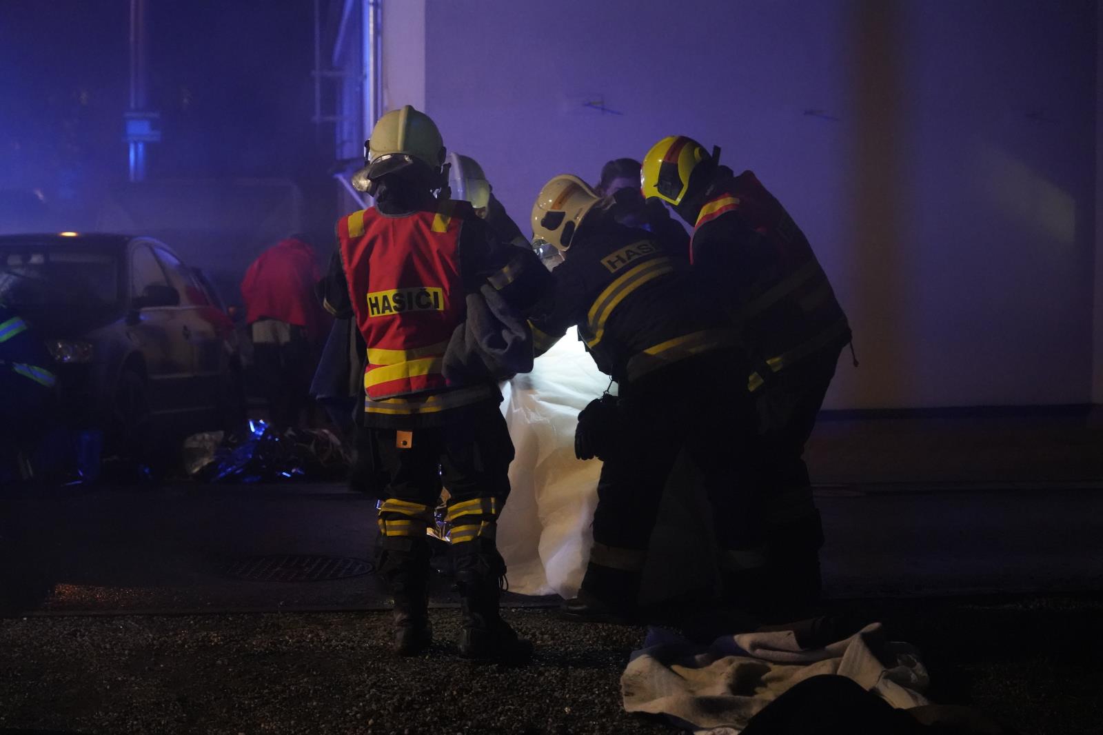 dopravni nehoda s pozarem vozidel a rodinneho domku Dolany