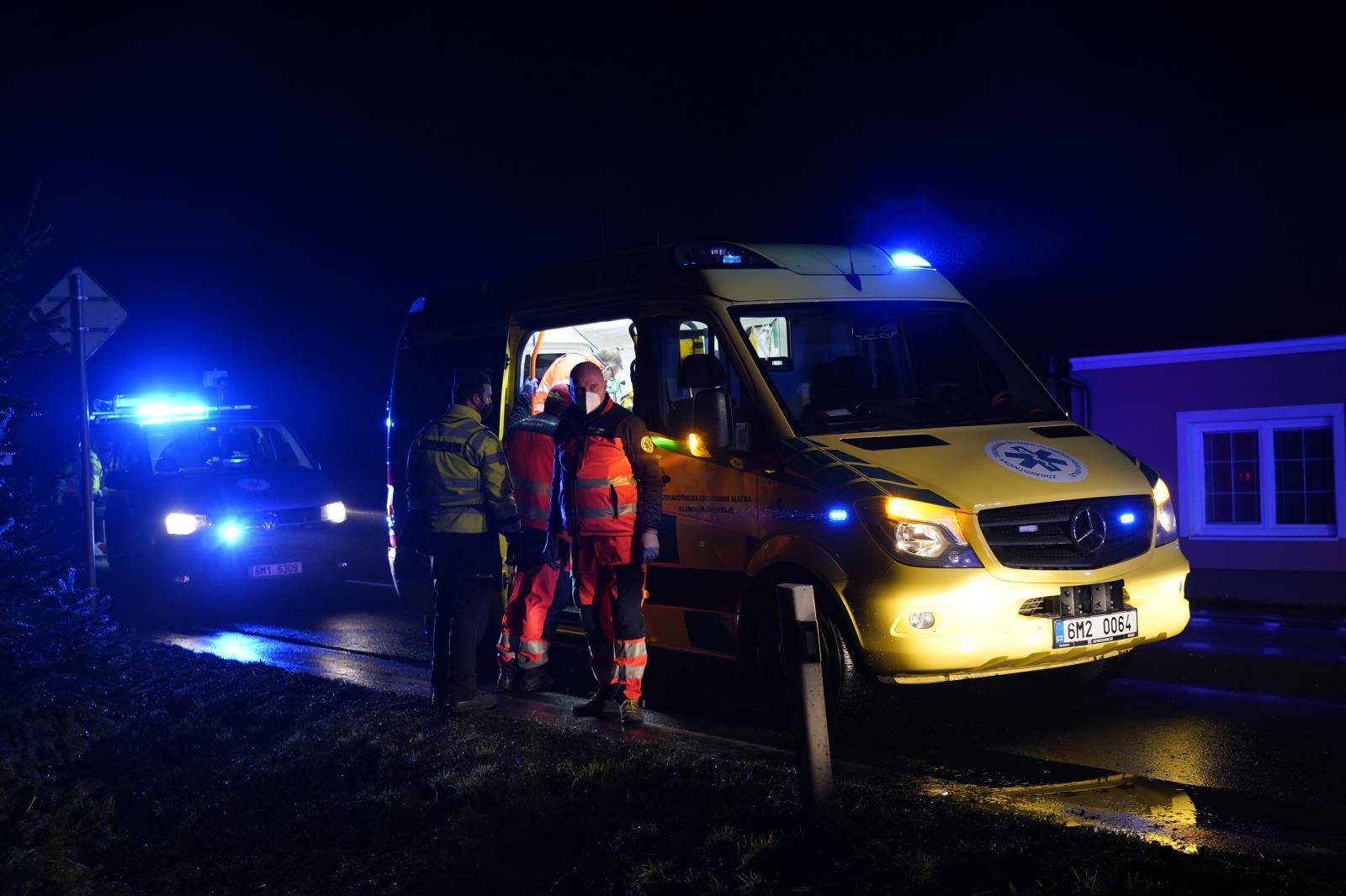 dopravni nehoda s pozarem vozidel a rodinneho domku Dolany