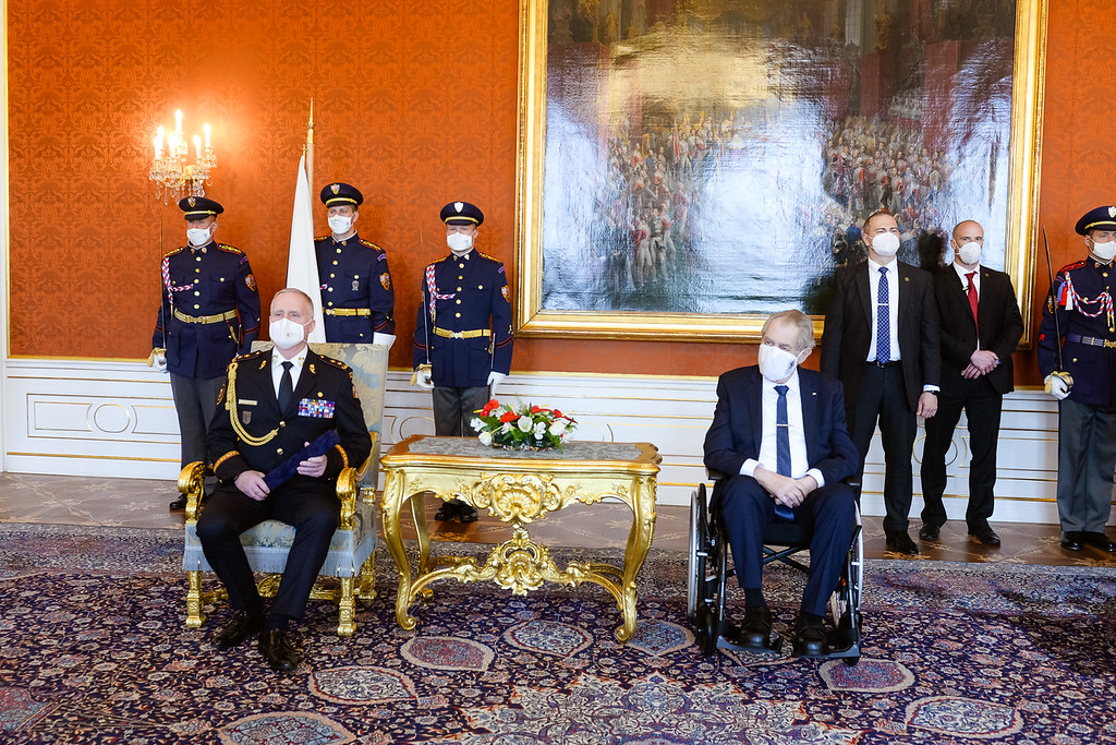 gen. mjr. Ing. Vladimír Vlček, Ph.D.,MBA při slavnostním focení s prezidentem Milošem Zemanem_2.jpg