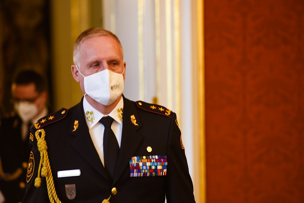 gen. mjr. Ing. Vladimír Vlček, Ph.D., MBA přichází do sálu.jpg