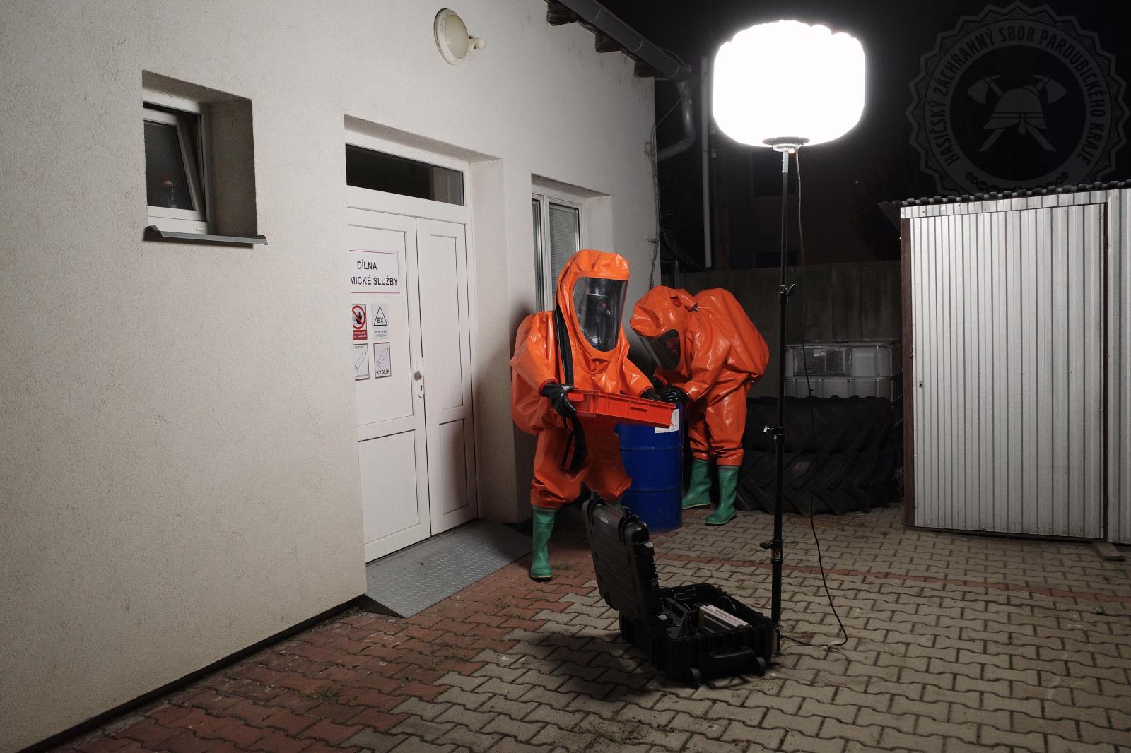 hasiči v přetlakovém obleku cvičí na možné složité  zásahy i v noci1.jpg