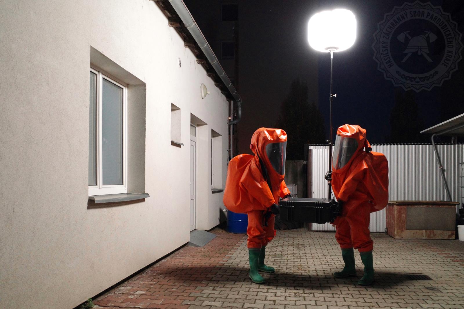 hasiči v přetlakovém obleku cvičí na možné složité  zásahy i v noci2.jpg