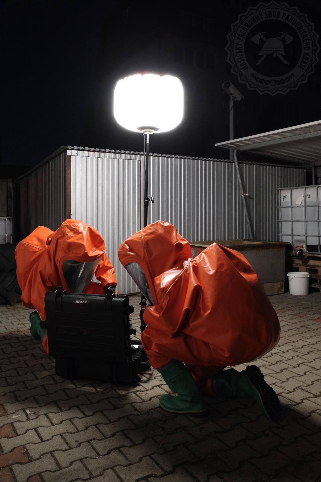 hasiči v přetlakovém obleku cvičí na možné složité  zásahy i v noci4.jpg