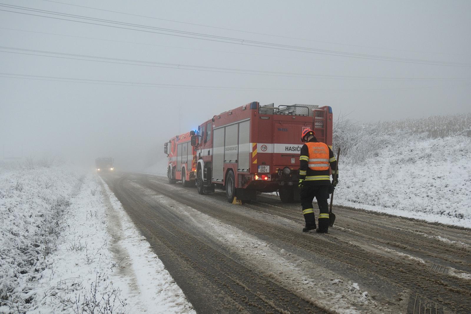 následky střetu osobního vozu a autobusu (6).jpg