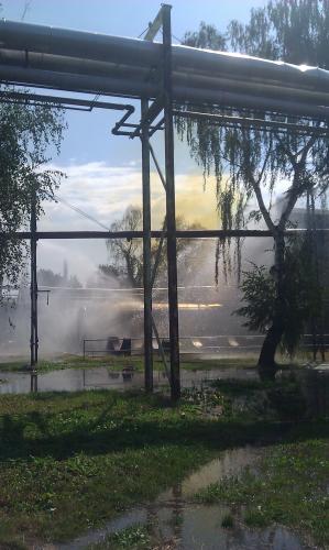 poškozený zásobník v areálu chemičky