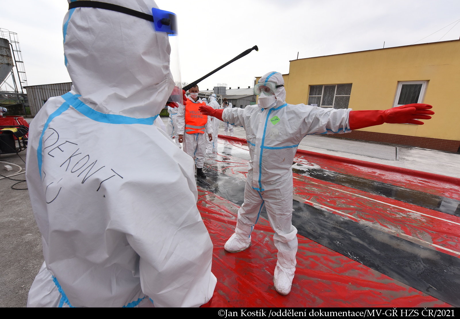 ochranné pomůcky a dekontaminace zabránily dalšímu šíření nákazy mimo zasažený areál.JPG