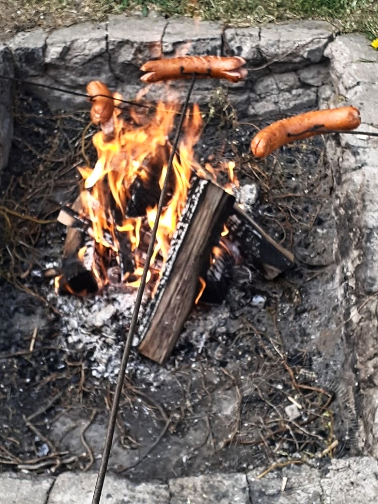 opékání špekáčků.jpg