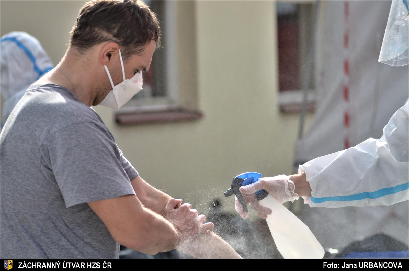 po odložení ochranných pomůcek došlo ještě k dezinfekci samotných hasičů.JPG