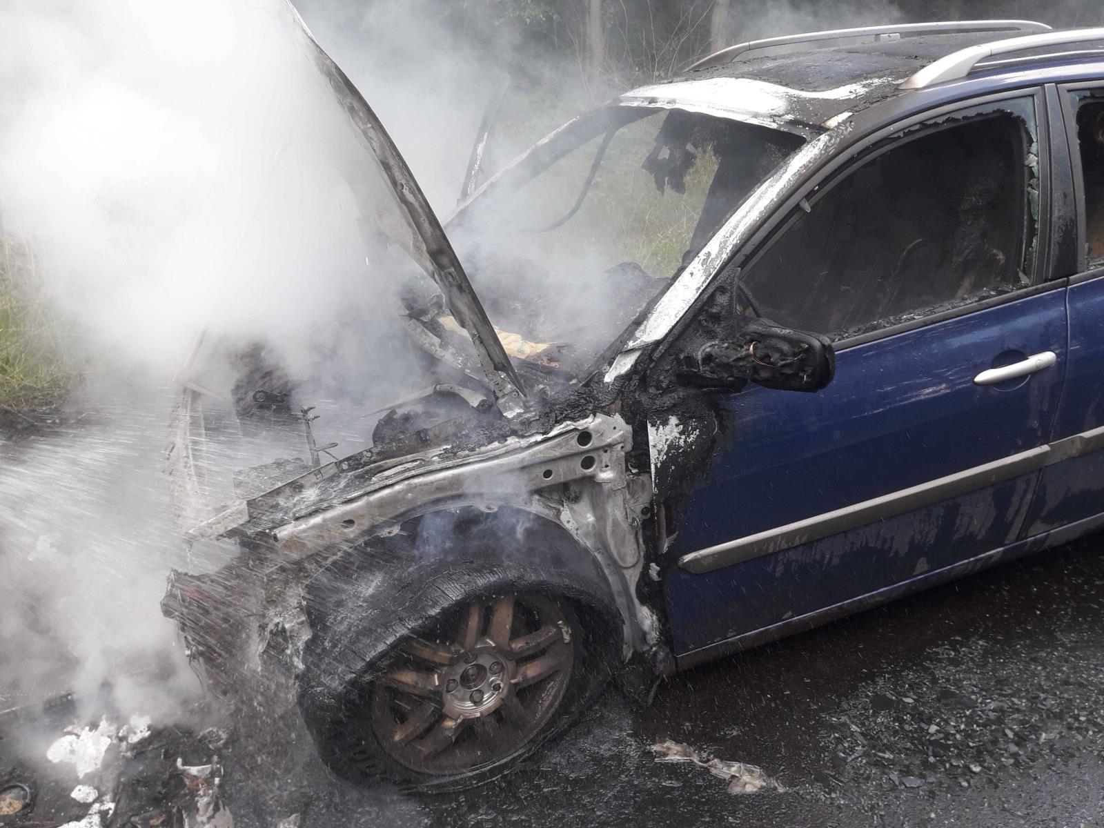 požár auta1  Mikuleč17.7.2021.jpg