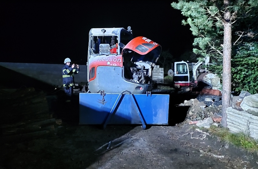 požár bagru Hlinsko (1).jpg