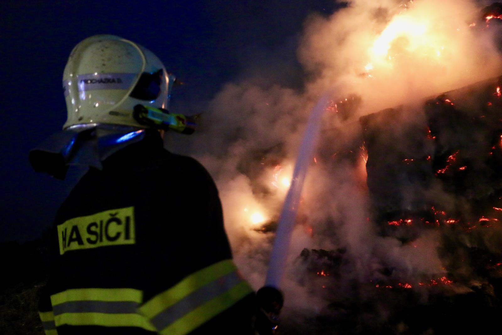 požár balíků slámy Olomouc