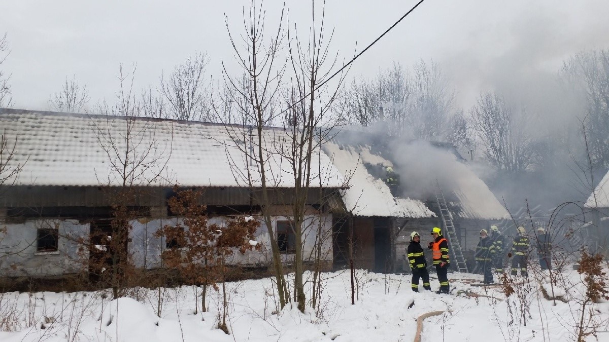 požár domu1 v Loučkách u Lukavice 19.1.2021.jpg
