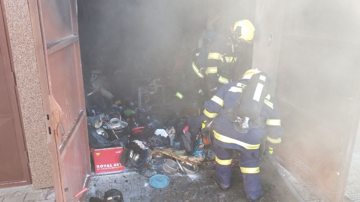 požár garáže8-10-2021.jpg