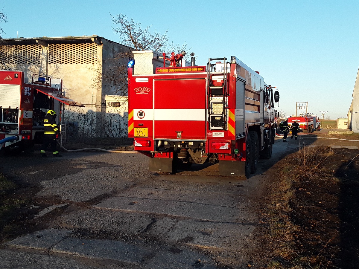požár haly (1).jpg