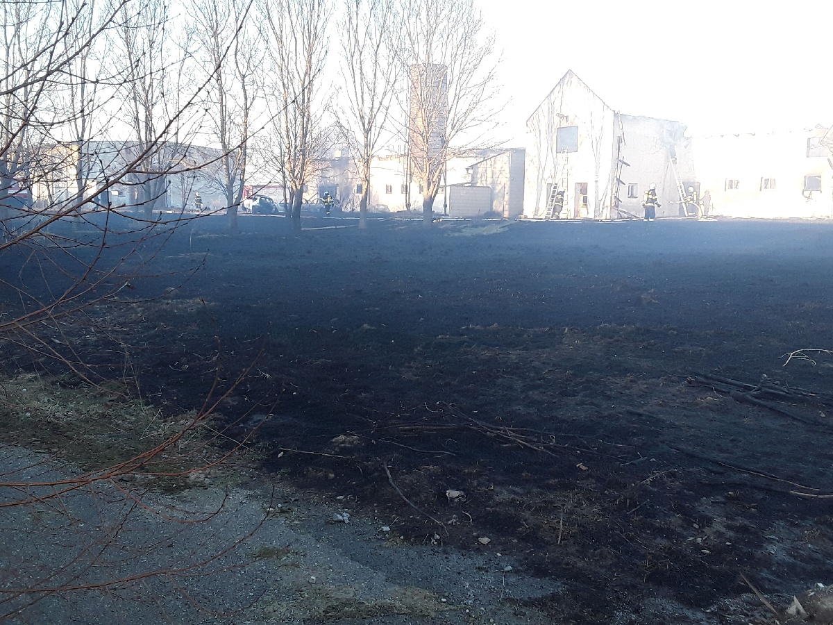 požár haly (3).jpg