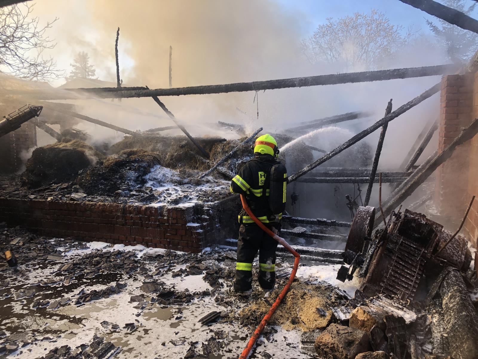 požár hospodářského stavení (8).JPG