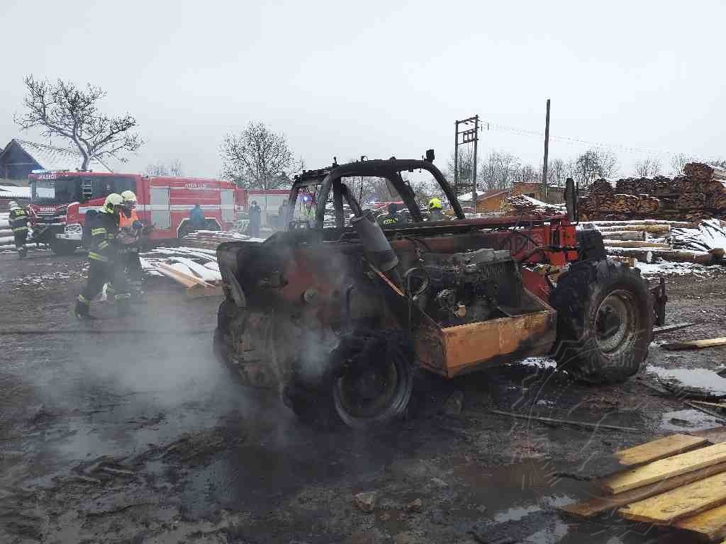 požár nakladače Skuteč1 16.4.2021.jpg