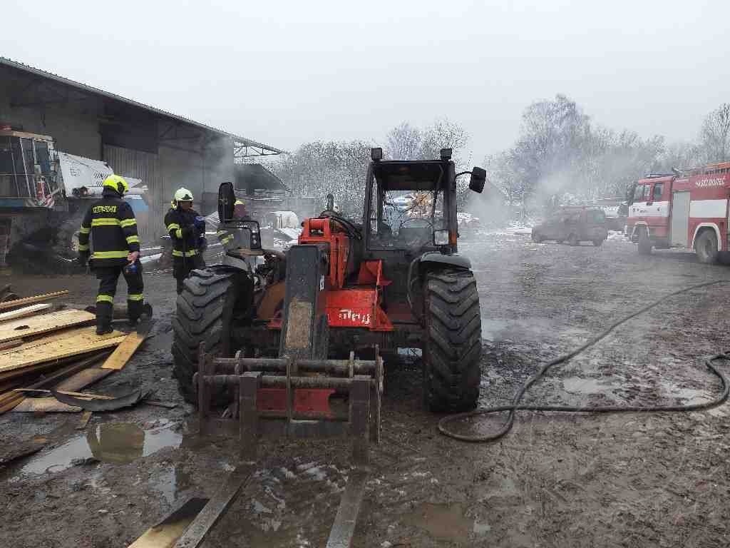 požár nakladače Suteč2 16.4.2021.jpg