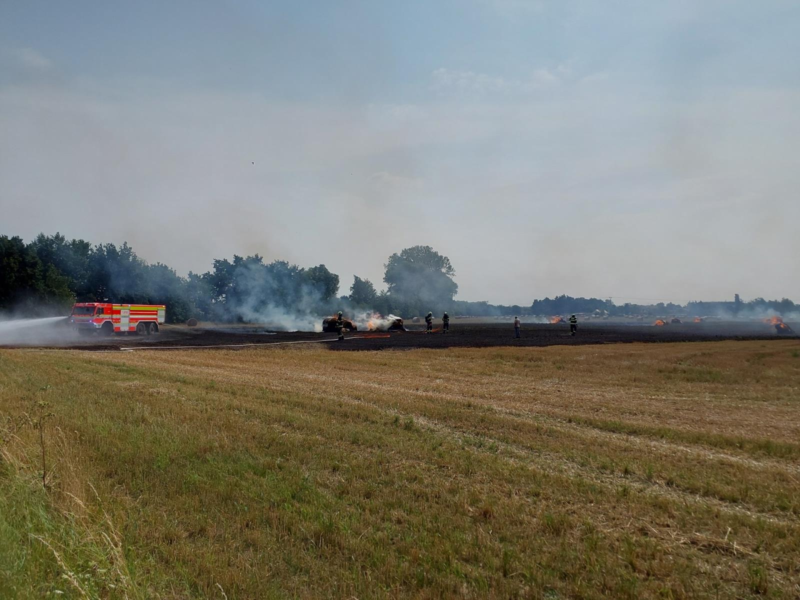 požár pole Staré Hradiště