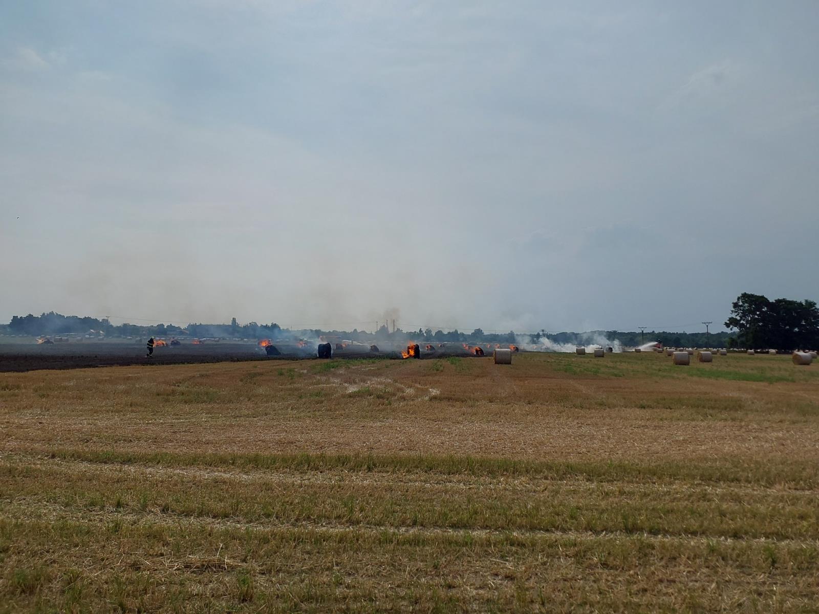 požár pole Staré Hradiště