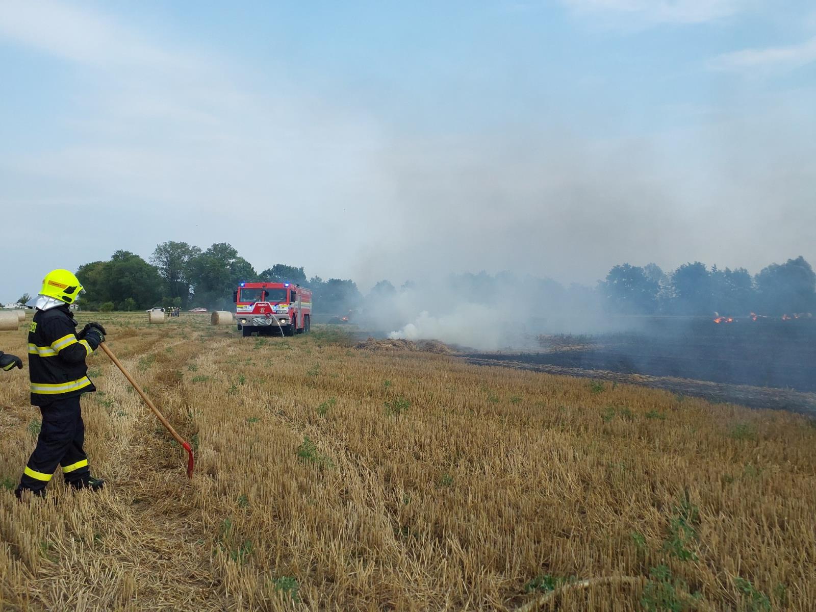 požár pole Staré Hradiště