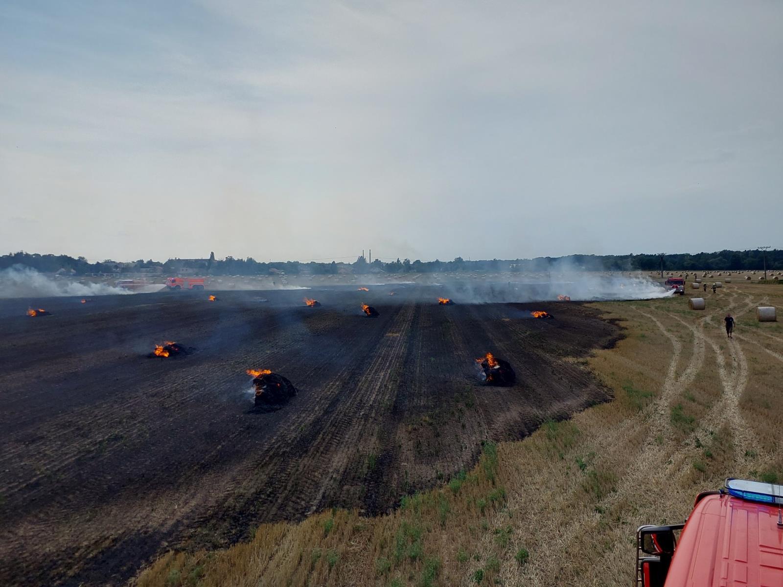 požár pole Staré Hradiště