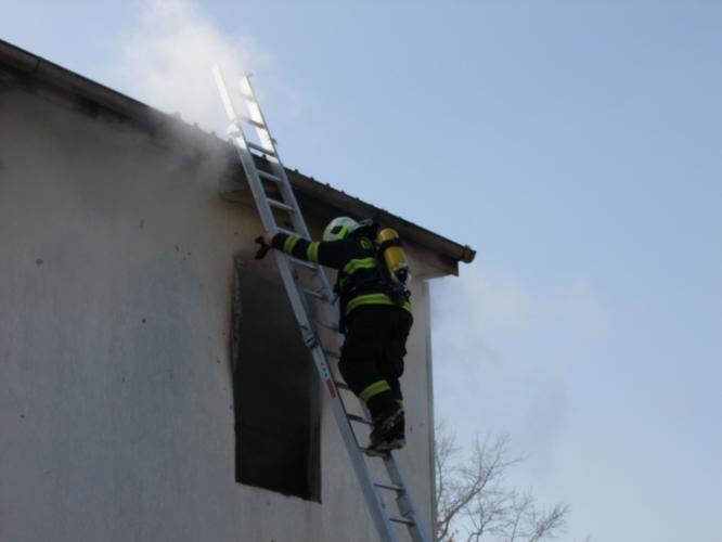 požár prázdné budovy Chomutov 2.JPG
