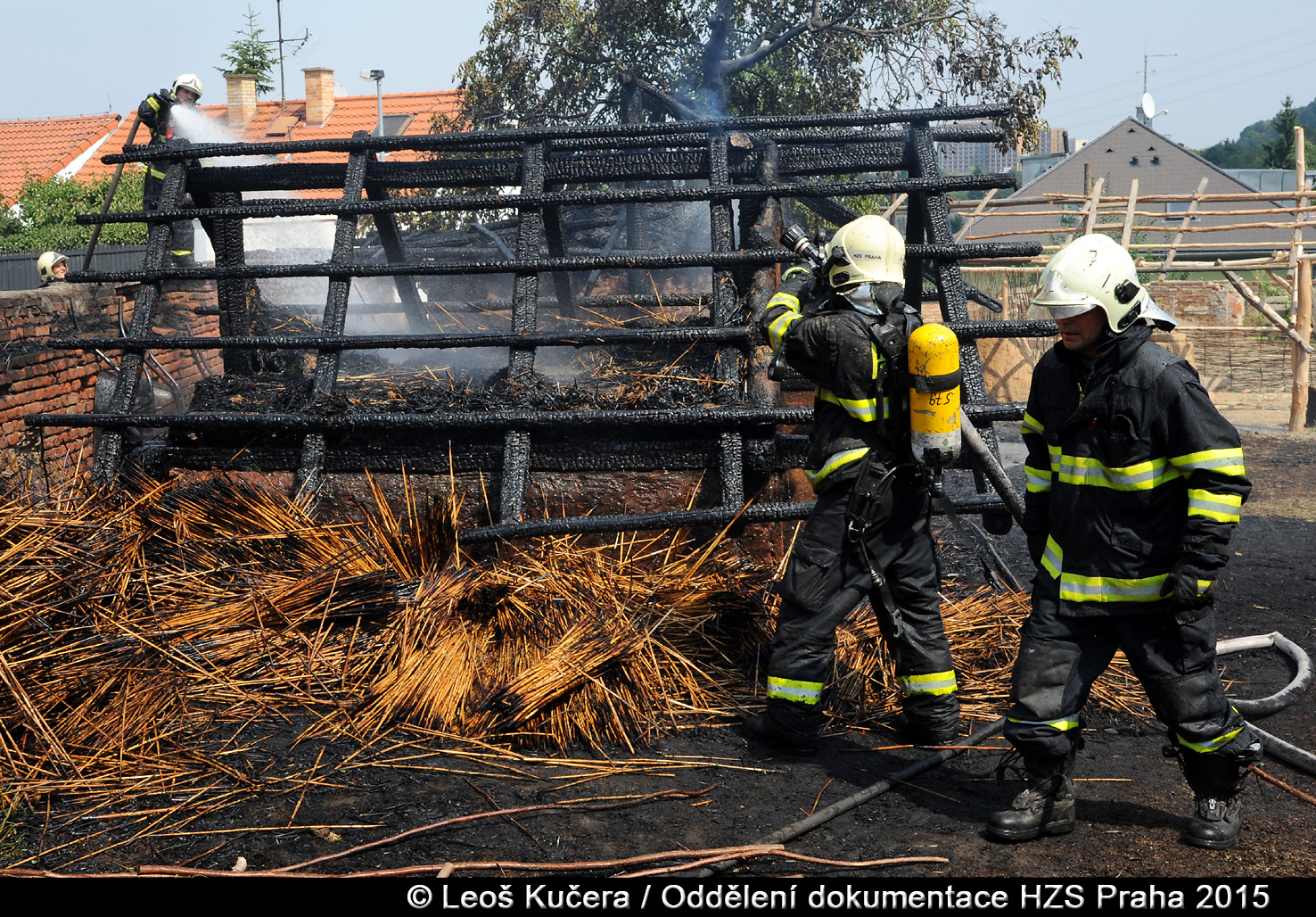požár replik dřevěných staveb 20150814 Fabiánská Liboc Praha 6