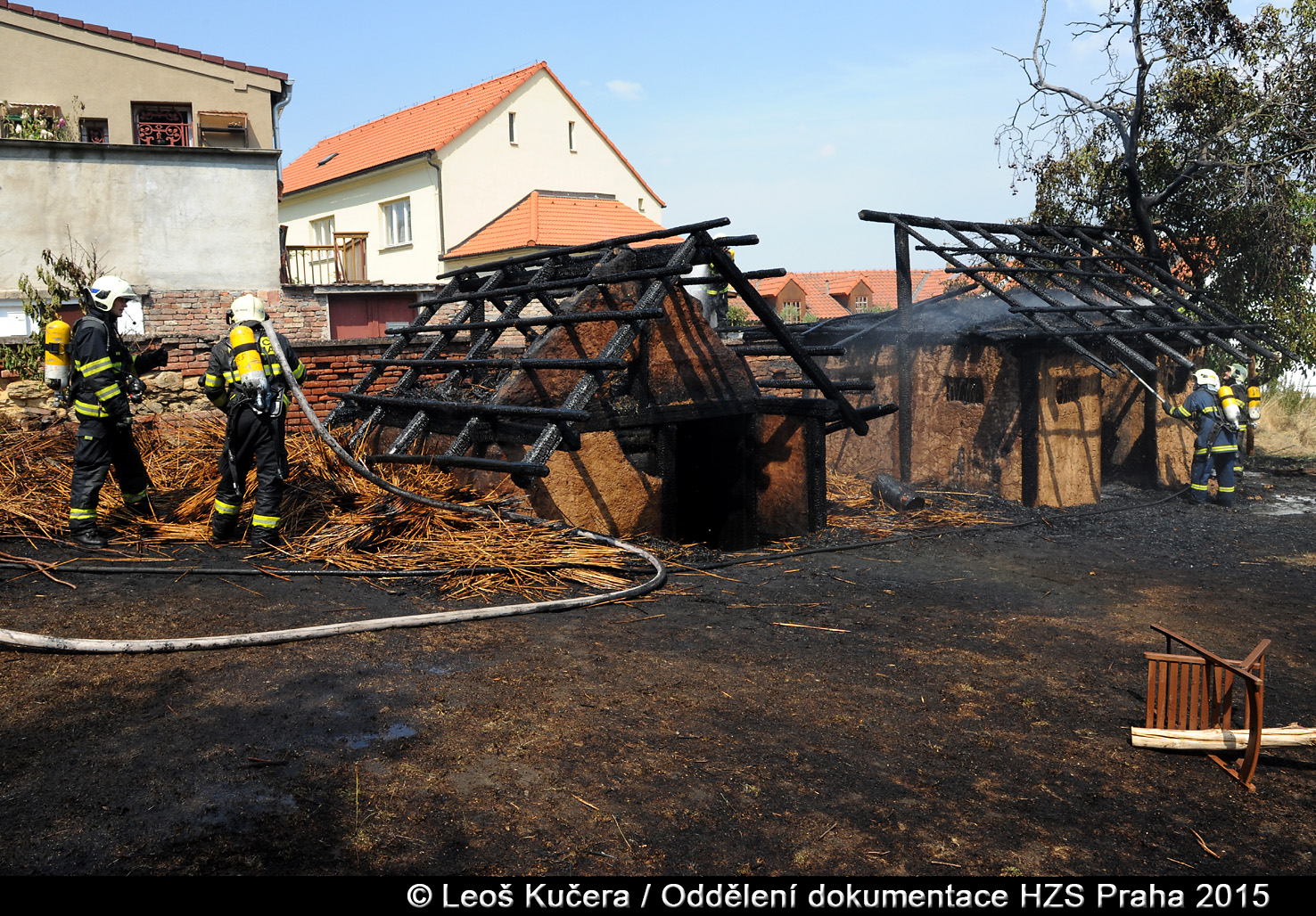 požár replik dřevěných staveb 20150814 Fabiánská Liboc Praha 6