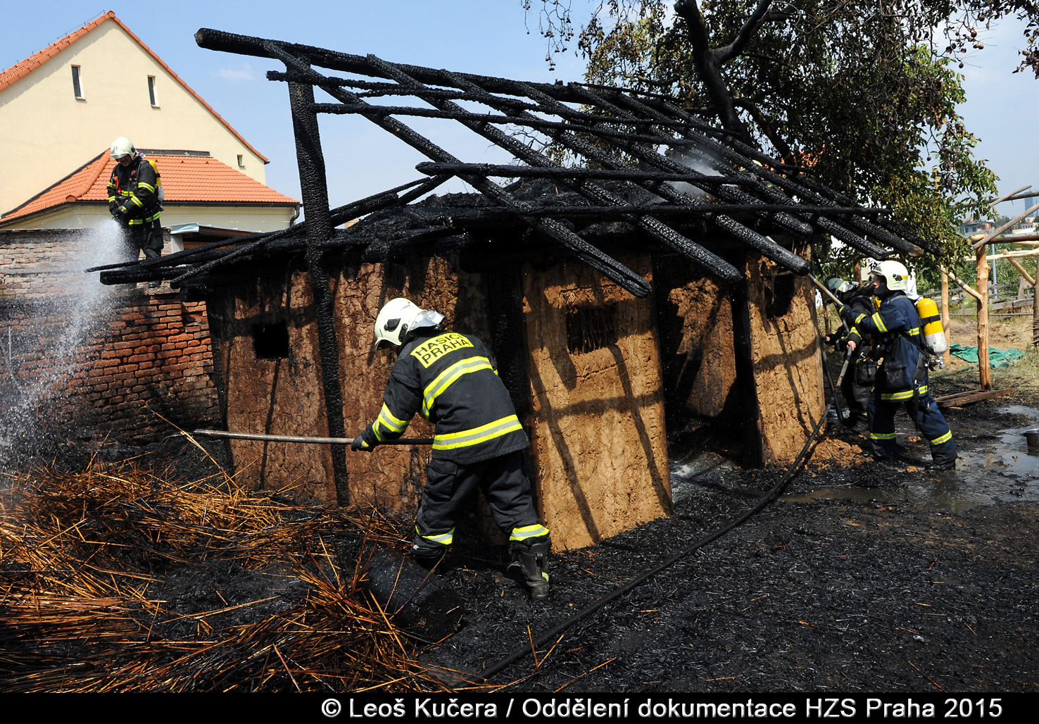 požár replik dřevěných staveb 20150814 Fabiánská Liboc Praha 6