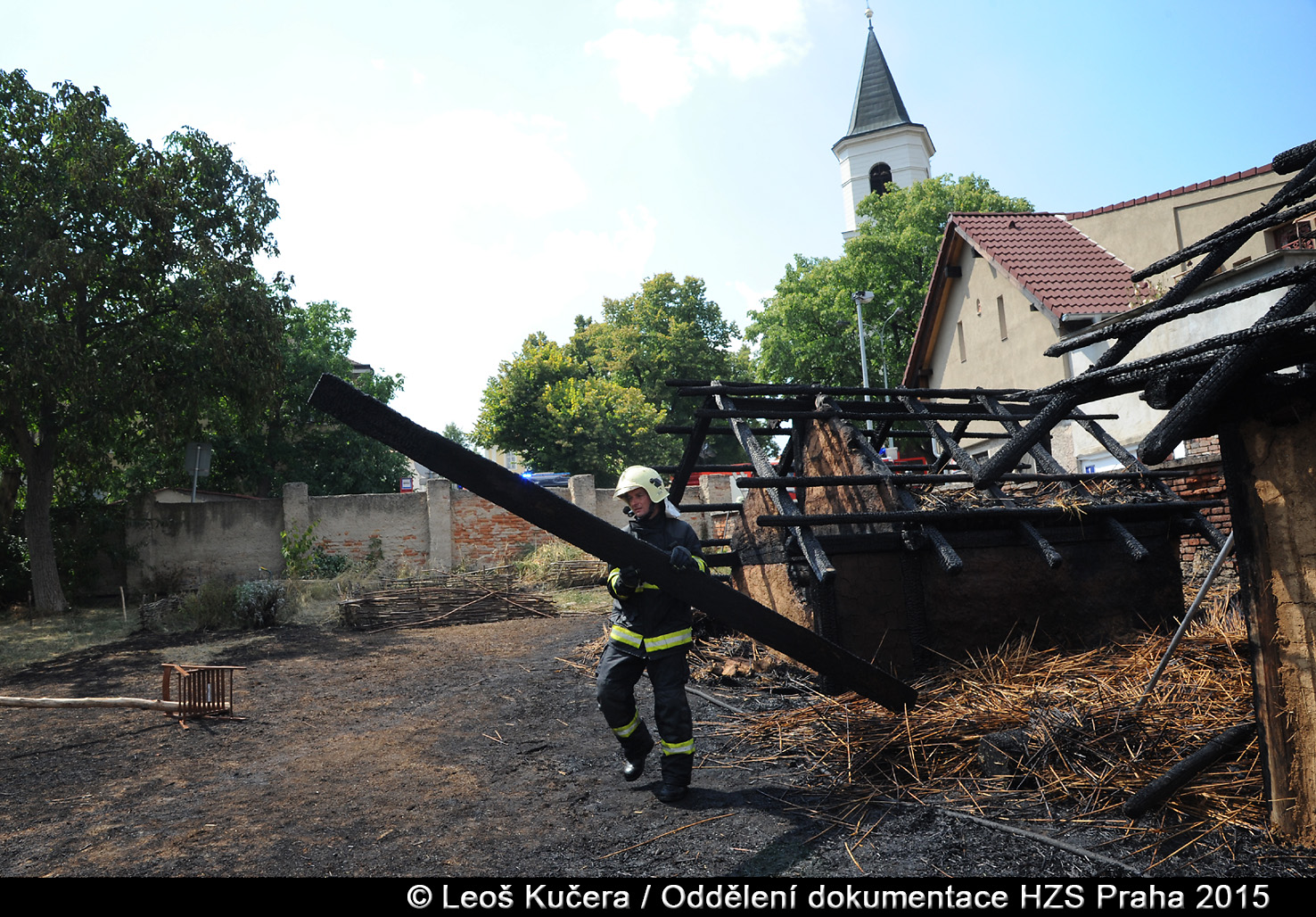 požár replik dřevěných staveb 20150814 Fabiánská Liboc Praha 6