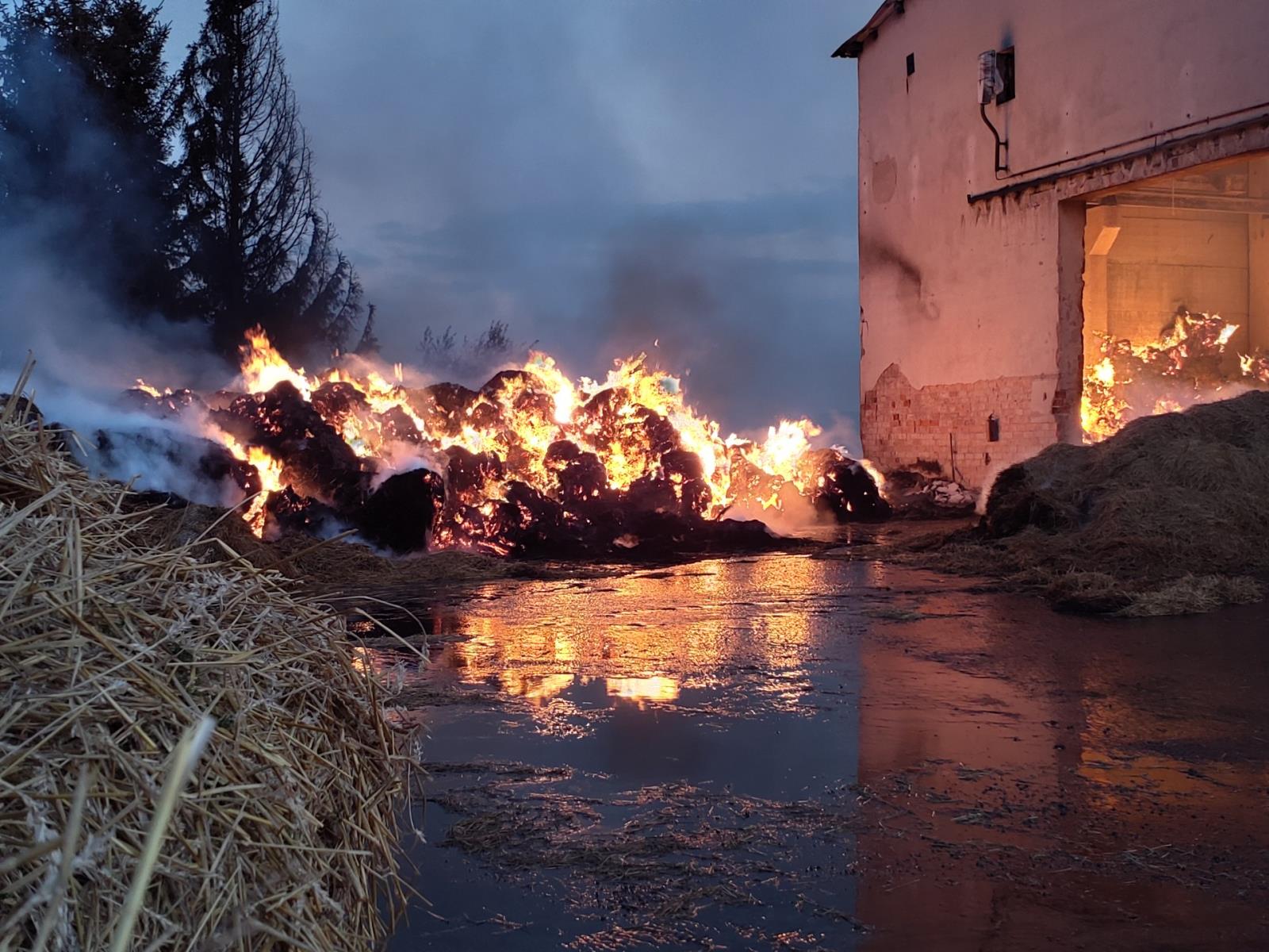 požár seníku v Červené Vodě