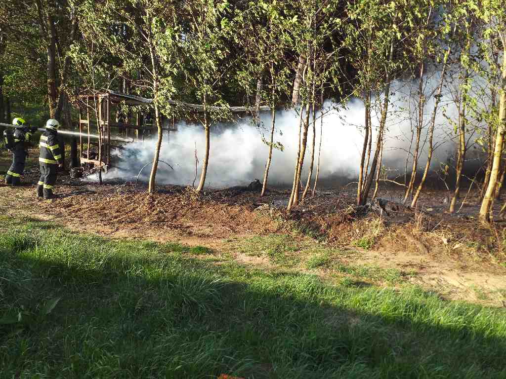 požár včelína (4).jpg