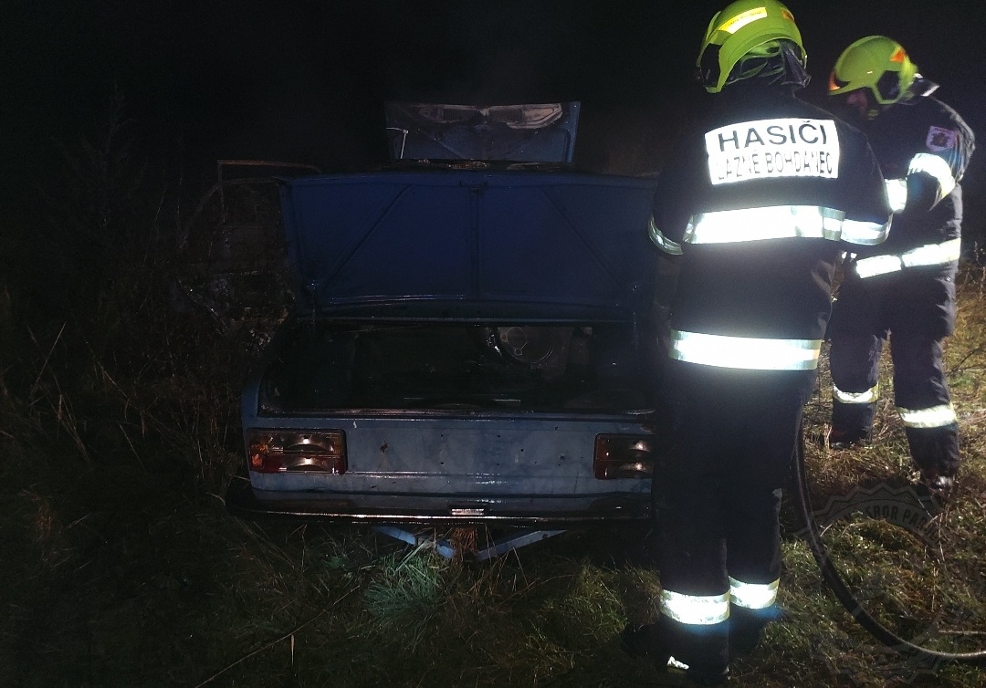 požár vraku Lázně Bohdaneč31-12-2022b.jpg