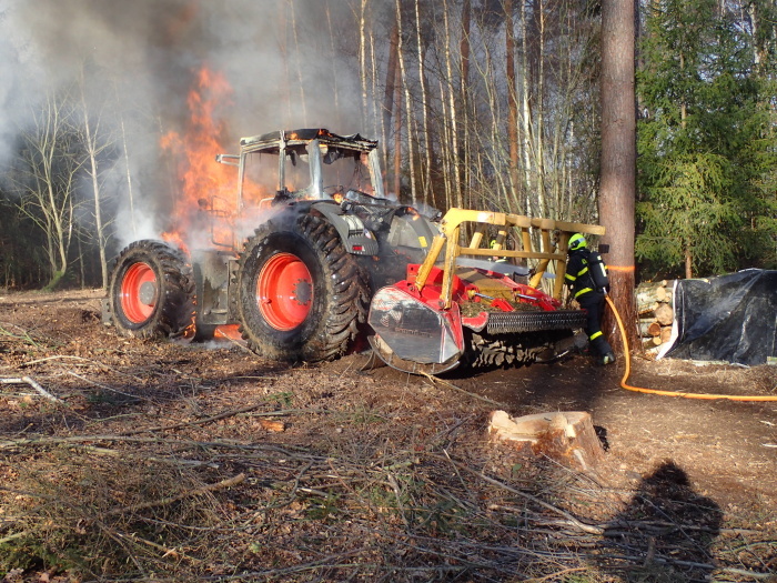 pozarlestraktorUhlirov (3).JPG