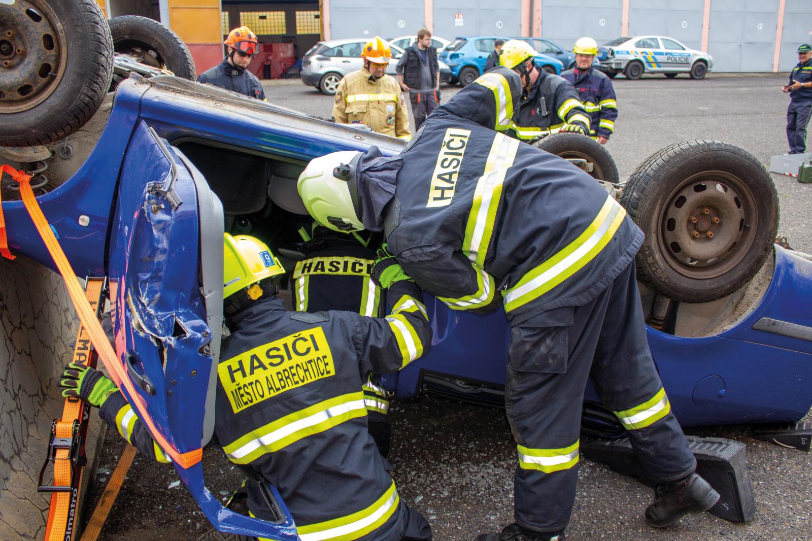 Rescue meeting jednotek SDH - Zbiroh 2022 - vyprošťování řidiče z vozidla na střeše.jpg