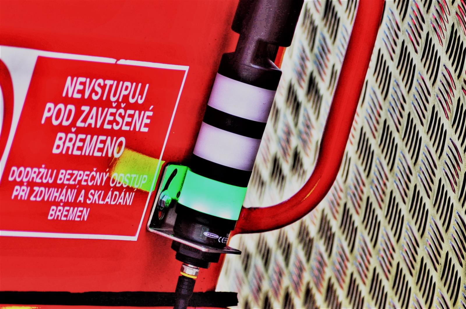 signalizace činnosti nástavby je umístěna na přední straně kabiny jeřábníka.jpg
