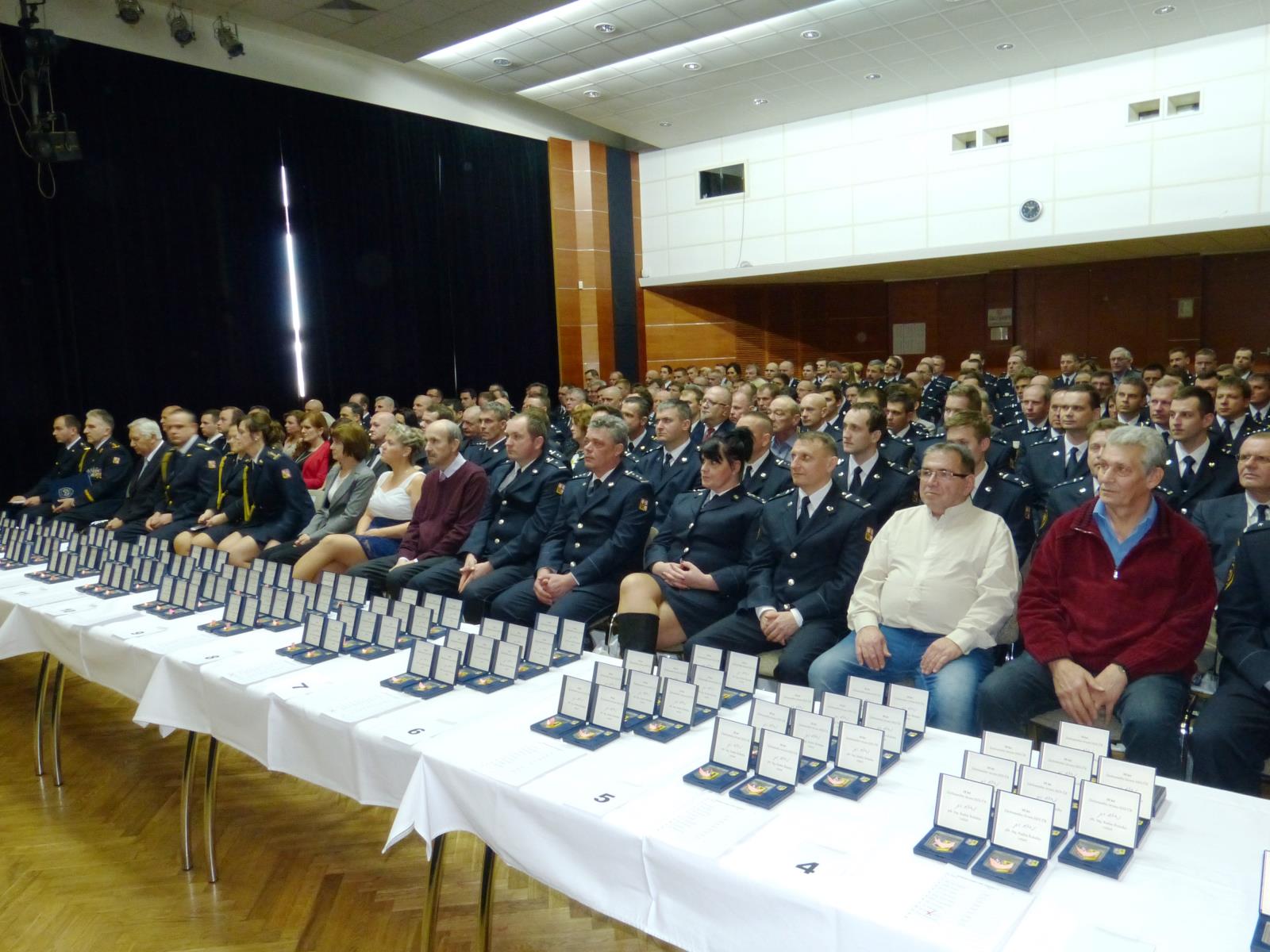 současní a bývalí zaměstnaci Záchranného útvaru HZS ČR.JPG