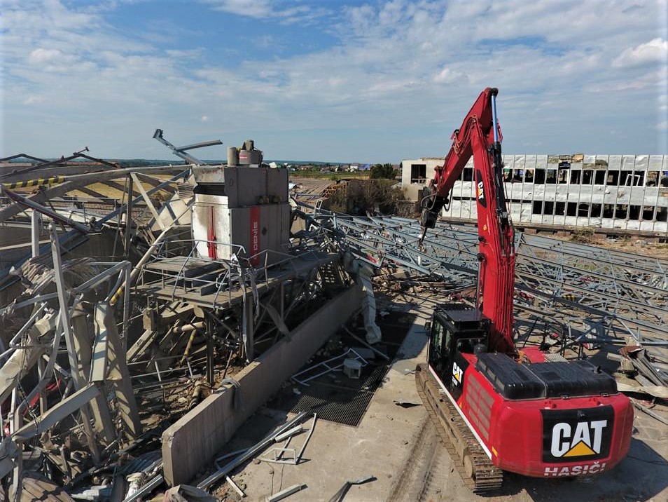 střešní konstrukci se podařilo dostat na zem bez poškození čističky obilí.jpg