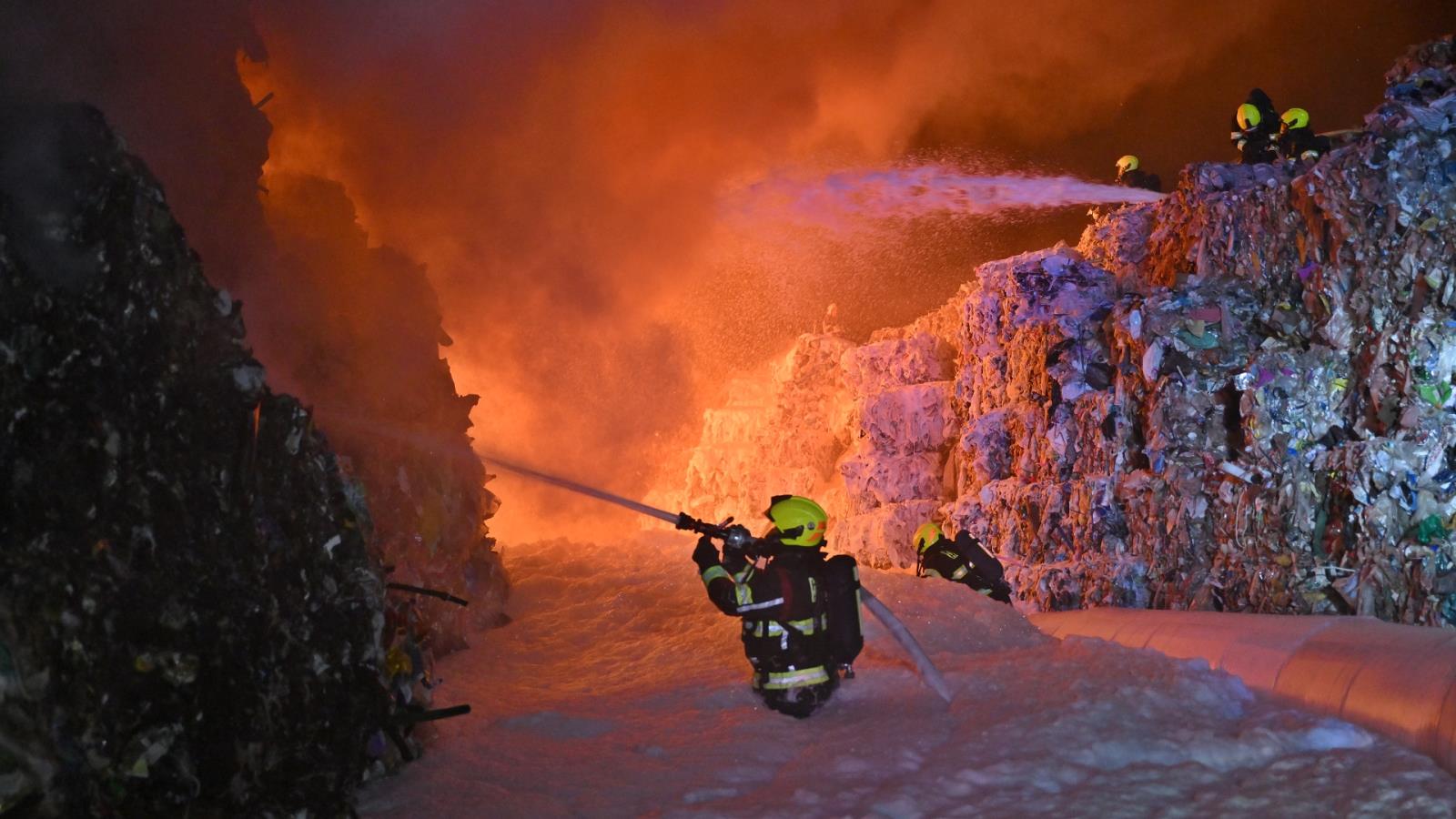 Zapěnění uličky mezi deoponiemi