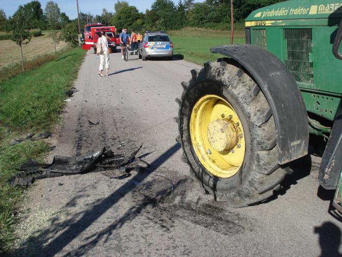 Nehdoa traktoru s osobním vozem