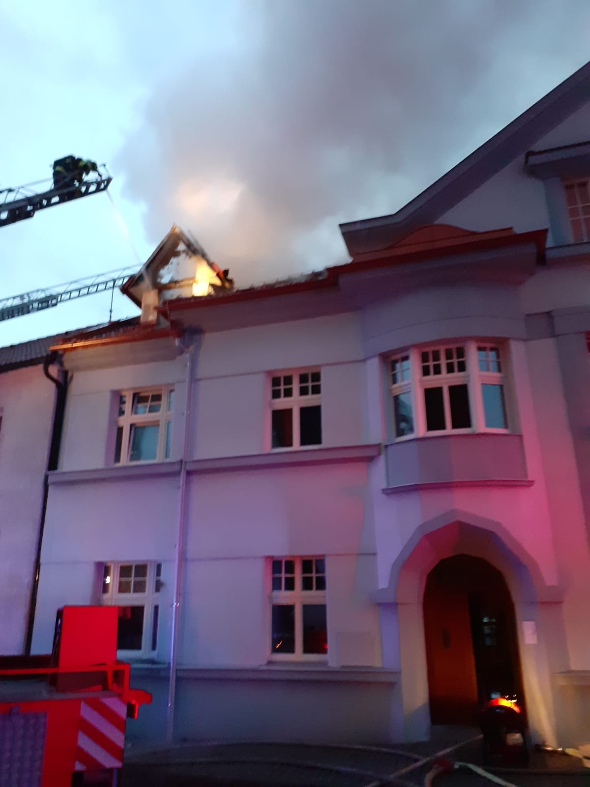 zásah za pomoci výškové techniky při požáru domu v Lysé nad Labem.jpg