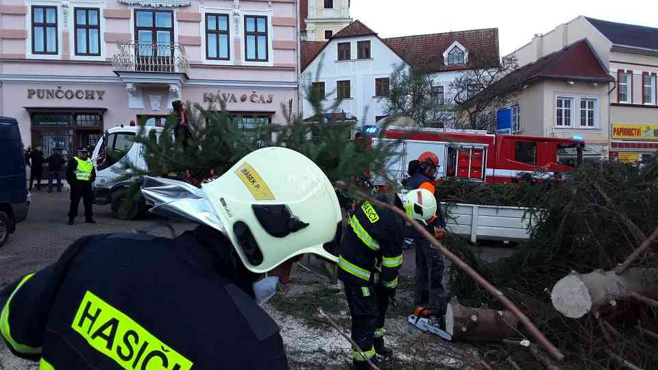 zlomený vánoční strom v Litvínově