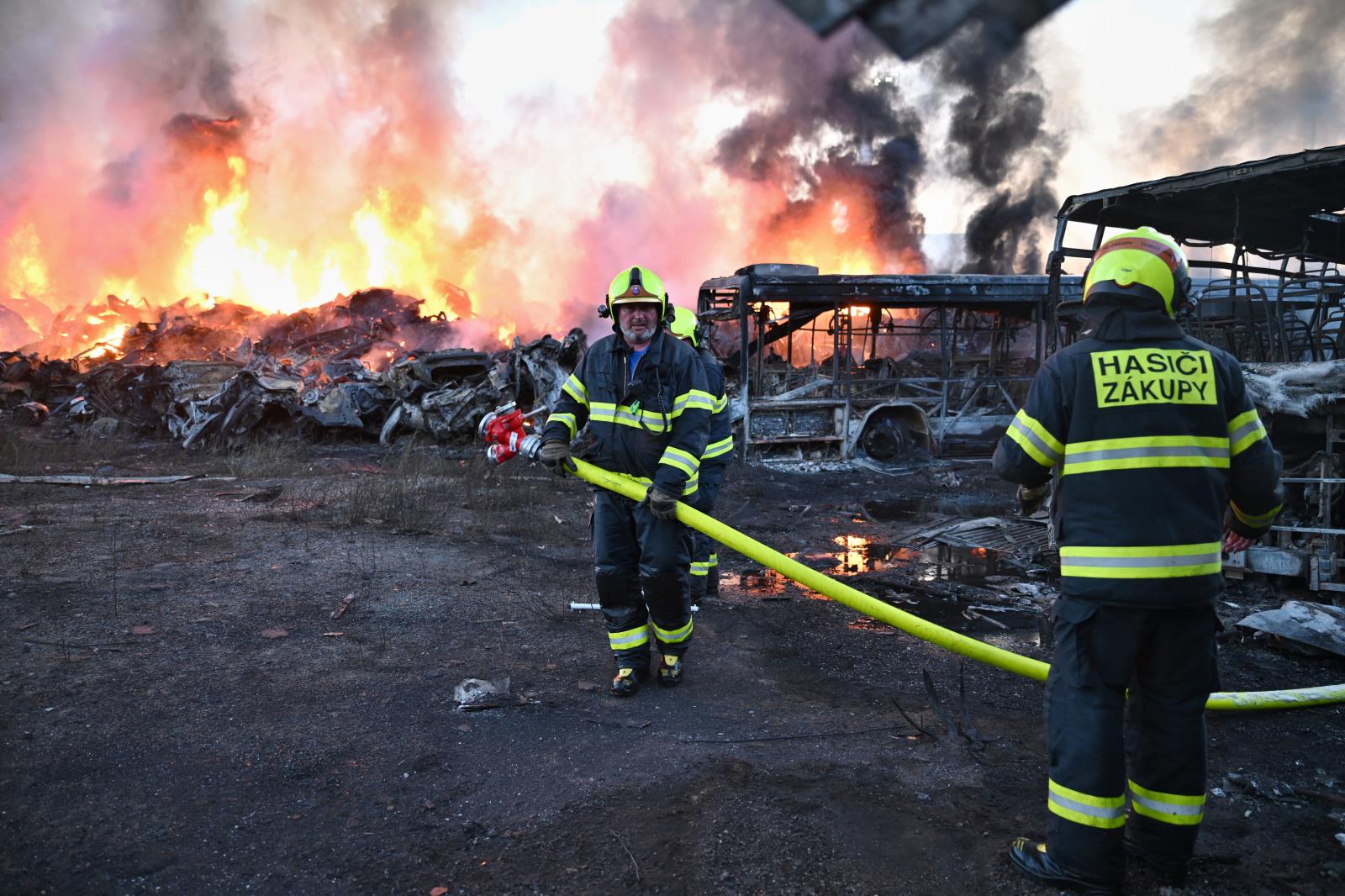 Dobrovolní hasiči ze Zákup u největšího požáru v Libereckém kraji v roce 2025 (požár skládky autovraků v České Lípě), ILUSTRAČNÍ FOTO