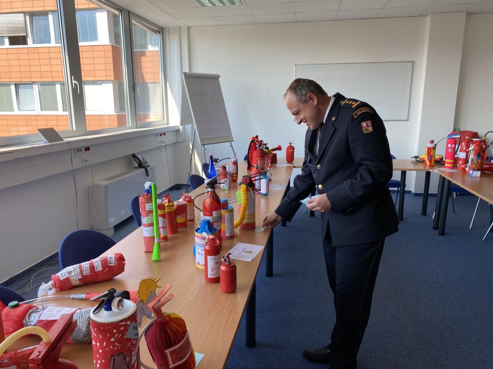 Náměstek GŘ pro IZS a operační řízení brig. gen. Petr Ošlejšek vybral vítězné modely hasicích přístrojů (2).JPG