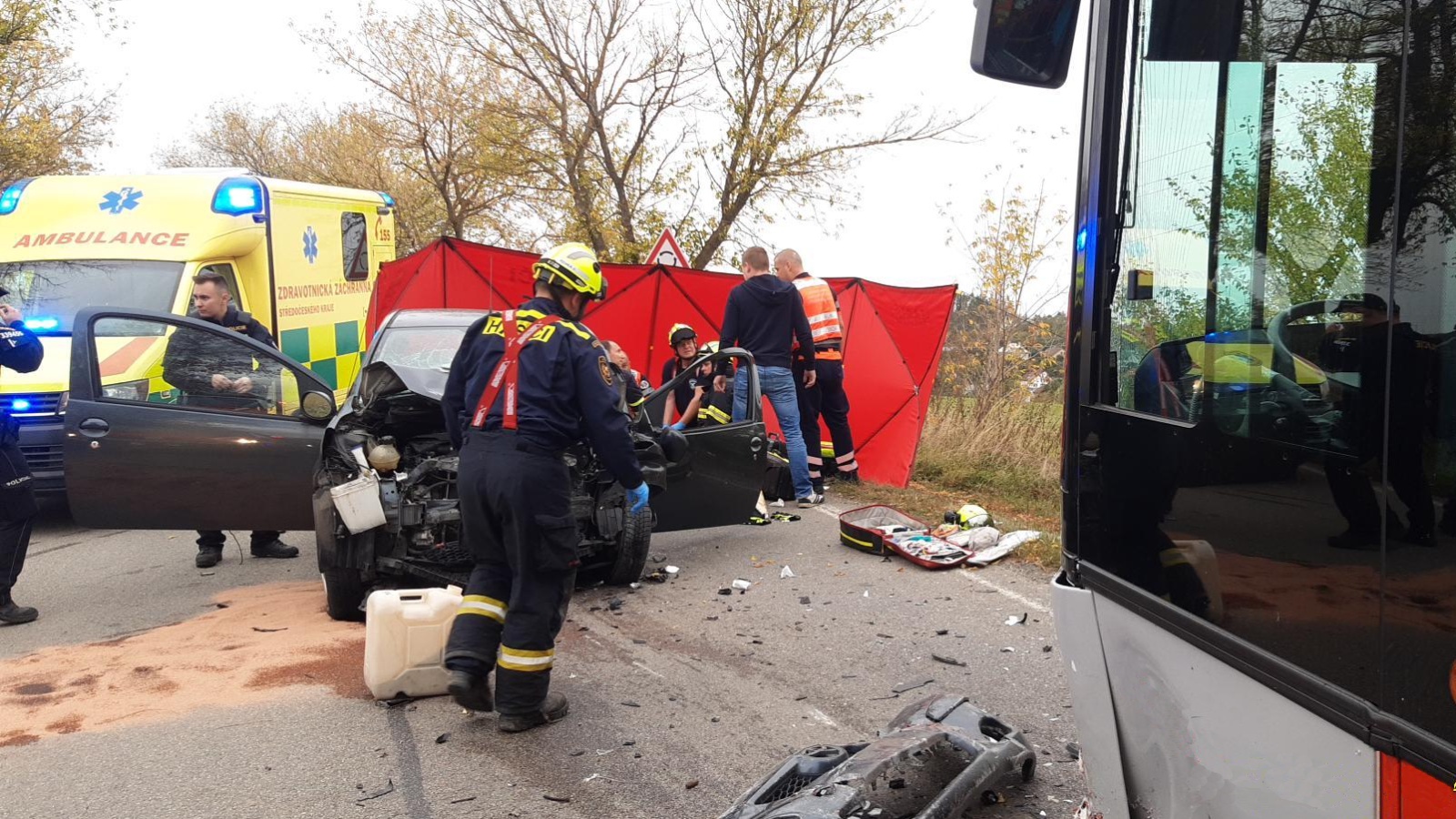 305-Tragický střet autobusu s osobním automobilem na vjezdu do Jílového u Prahy od Radlíku v okrese Praha-západ.jpg
