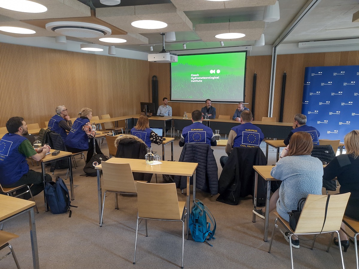 Devítičlenná delegace Wildfires Advisory Mission složená ze sedm expertů na lesní požáry ze Španělska, Francie, Rakouska a Finska a dva styční důstojníci ze Střediska pro koordinaci odezvy na mimořádné události (ERCC)