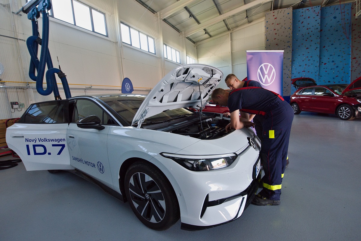 Elektromobilita a konstrukce vozidel - teoretická část - metody uvádění elektroaut do bezpečného beznapěťového stavu, základní postupy pro případ zásahu (3).jpg