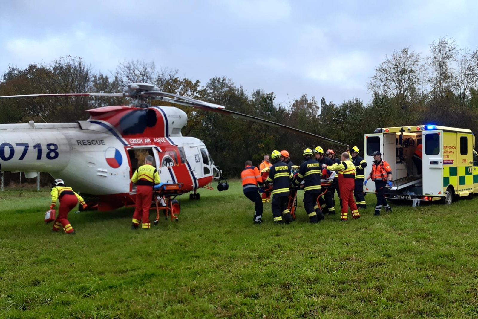 231024-Spolupráce se zdravotníky při transportu zraněné osoby do vrtulníku po nehodě dvou vozidel u Netvořic na Benešovsku.jpg