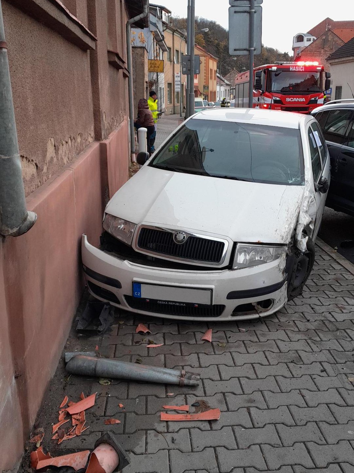 201124-Dopravní nehoda tří vozidel u hasičské stanice v Přemyslově ulici v Kralupech nad Vltavou.jpg